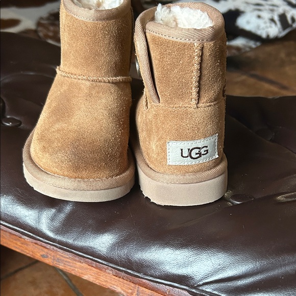 UGG Chestnut Kids Boots - Picture 2 of 4